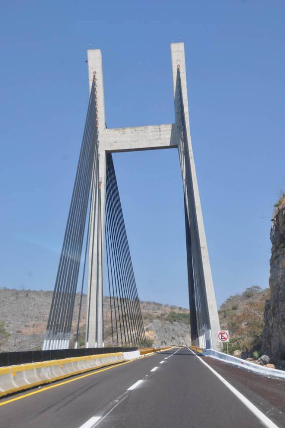 A moderna (e cara!) estrada que liga Acapulco à capital, no México